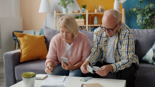 Älteres Ehepaar bespricht gemeinsam die Haushaltsfinanzen